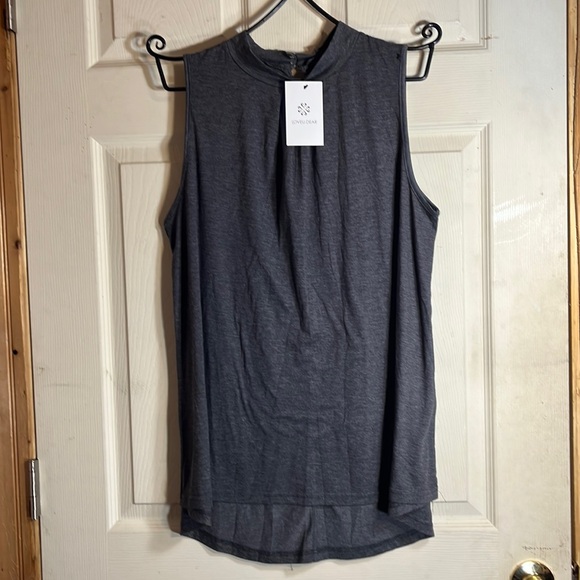 LOVEU. DEAR top no sleeves , one button in back - Picture 1 of 5